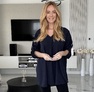 Angie blúz sötétkék – V-kivágású hosszított blúz – Innova Fashion – 2. kép